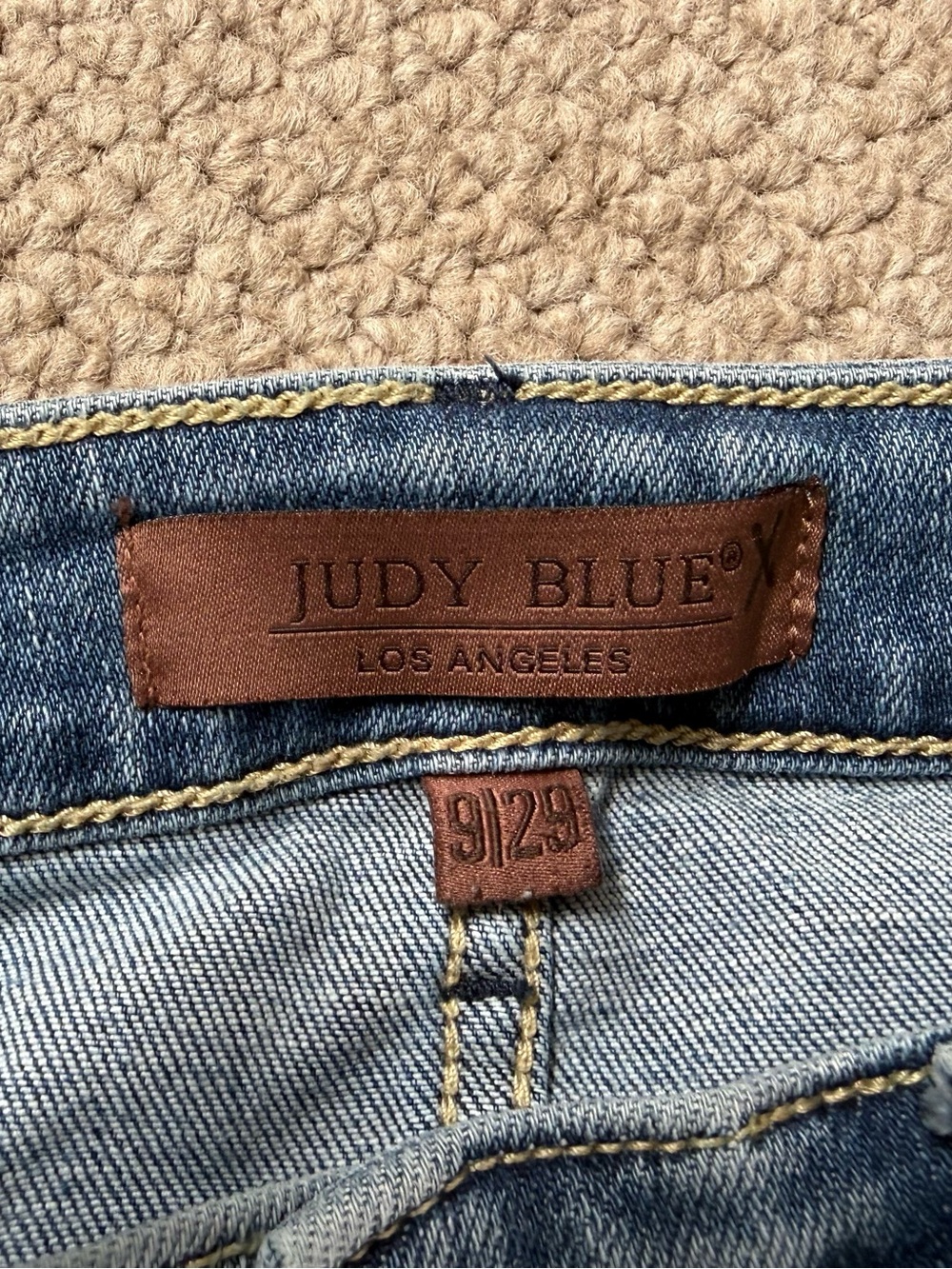 JUDY BLUE HIGH WAISTED FLARE FRONT PINTUCK DETAIL & FRAY HEM size 9/29 - Picture 4 of 7
